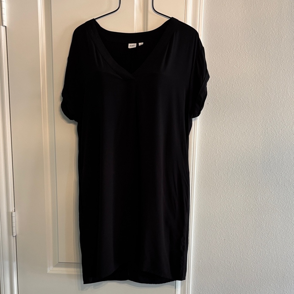 Gap women’s short sleeve Classic Black V-Neck midi dress with pockets, size M.